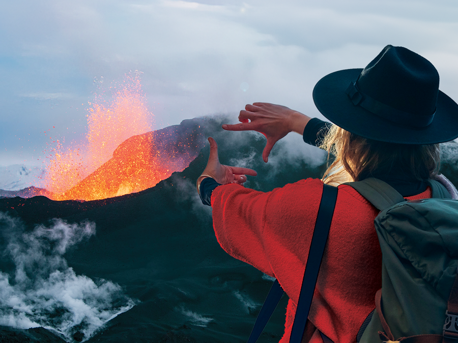 Жена в изправено положение, гледаща към вулкана с изпънати напред ръце​